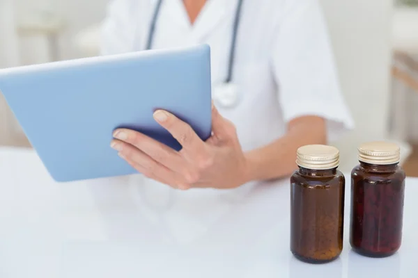 Läkare som använder tabletter — Stockfoto