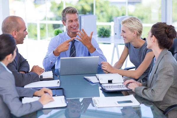 Zakelijke team glimlachen op camera — Stockfoto