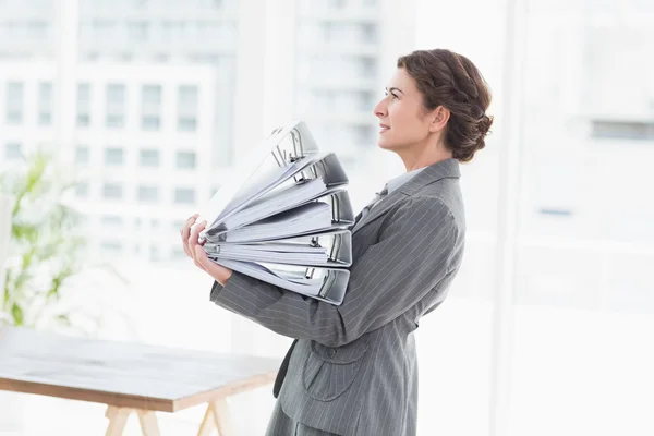 Geschäftsfrau mit Akten — Stockfoto