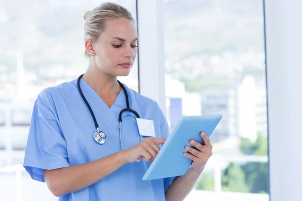 Médecin sérieux regardant le presse-papiers — Photo