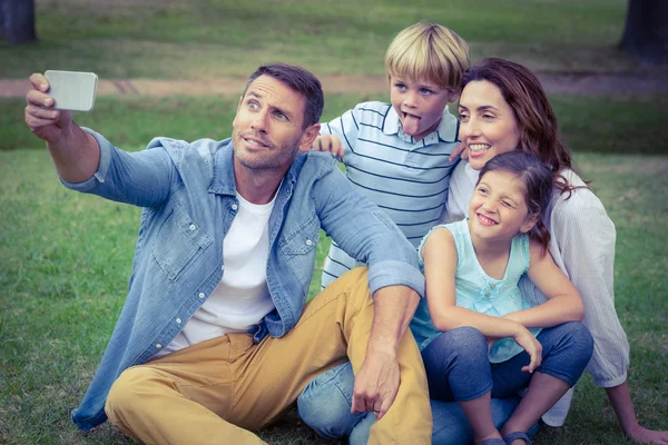 Famiglia felice nel parco scattare selfie — Foto Stock