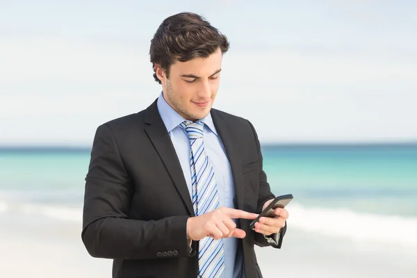 Empresario usando su smartphone — Foto de Stock