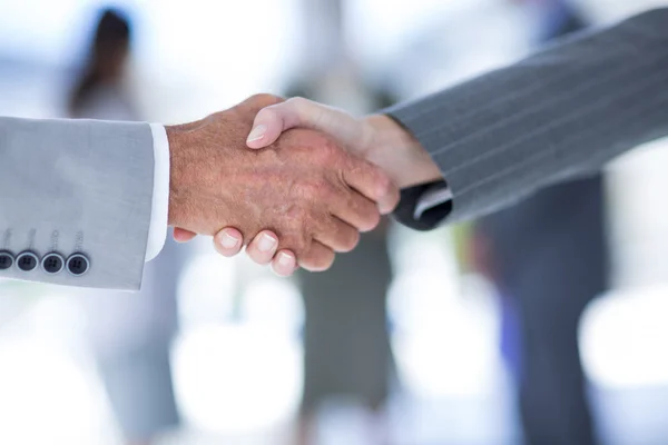 Businessman shaking hands with co worker — Stock Photo, Image