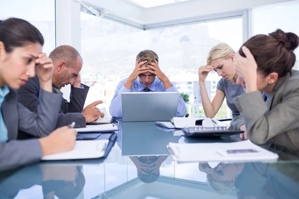 Geschäftsteam lächelt in die Kamera — Stockfoto