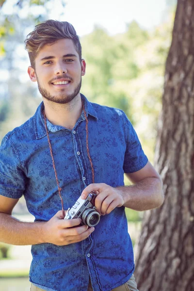 Красивый хипстер держит винтажную камеру — стоковое фото