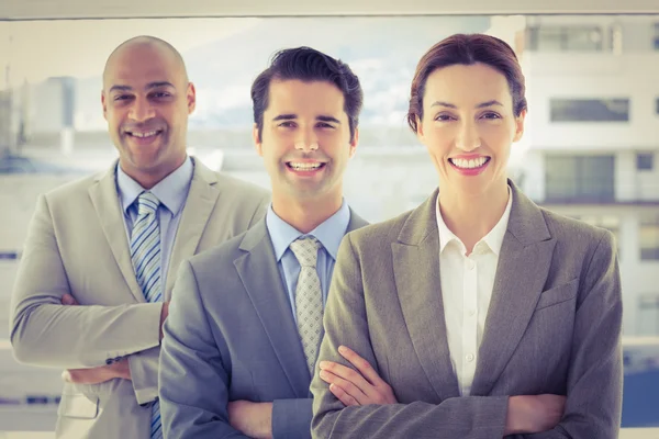 Compañeros de negocios sonriendo ante la cámara — Foto de Stock