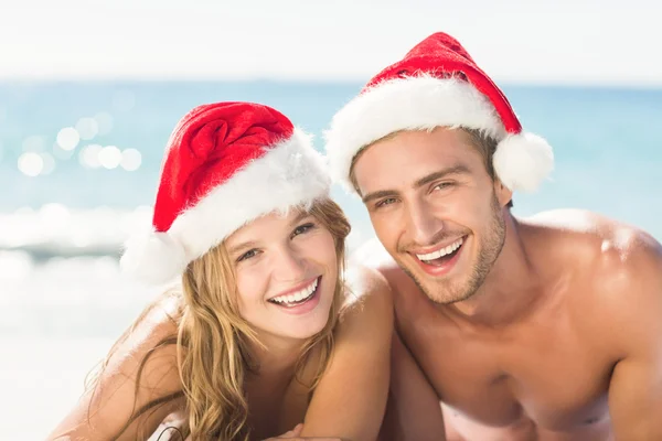 Coppia felice con cappello di Natale — Foto Stock