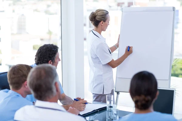 Médicos que têm sessão de brainstorming — Fotografia de Stock