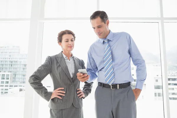 Uomo d'affari che mostra qualcosa al suo collega — Foto Stock