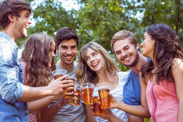 Gelukkige vrienden in het park — Stockfoto