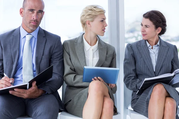 Mensen uit het bedrijfsleven te wachten om te worden aangeroepen in interview — Stockfoto