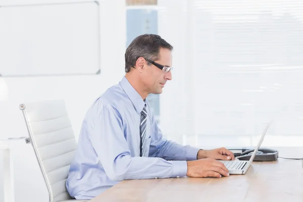 Zakenman met zijn computer — Stockfoto