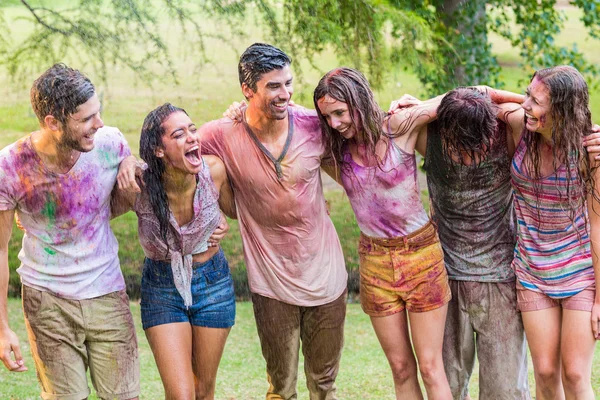 Glückliche Freunde mit Pulverfarbe überzogen — Stockfoto