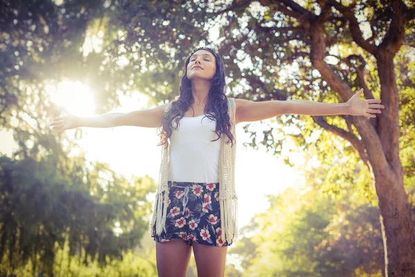 Pretty hipster felling free in the park — Stock Photo, Image