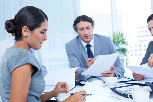 Gruppo di lavoro concentrato che lavora insieme — Foto Stock