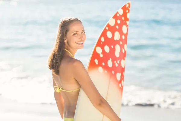 Bella bruna che tiene tavola da surf — Foto Stock