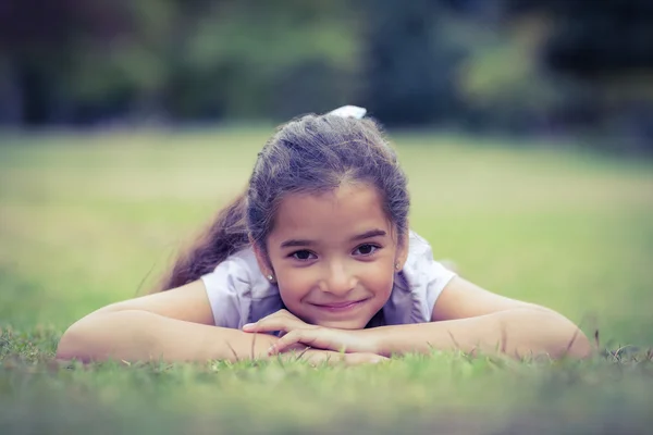 Sorrindo menina olhando para a câmera — Fotografia de Stock