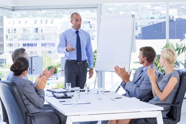 Gente de negocios aplaudiendo durante la reunión — Foto de Stock