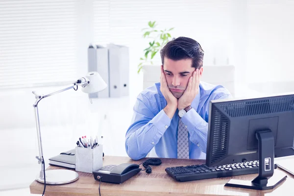Uomo d'affari triste seduto alla sua scrivania — Foto Stock