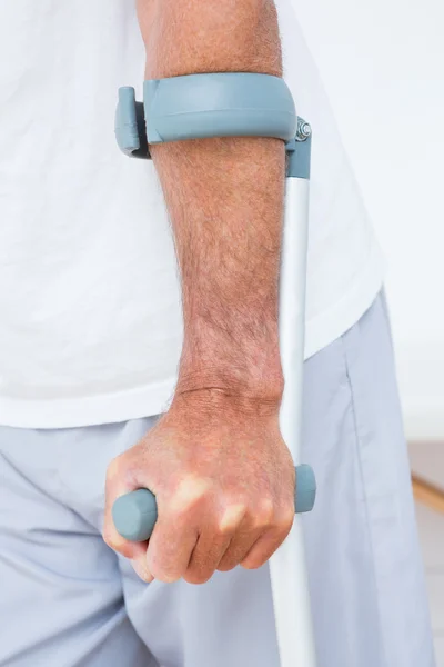 Ασθενών στέκεται με δεκανίκι — Φωτογραφία Αρχείου