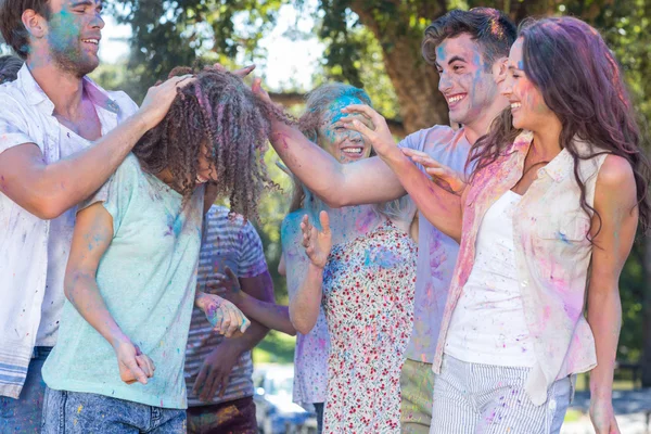 Freunde werfen mit Pulverfarbe — Stockfoto