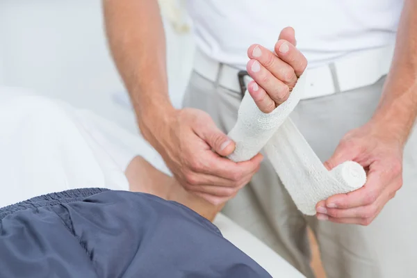 Doctor vendando su mano paciente — Foto de Stock