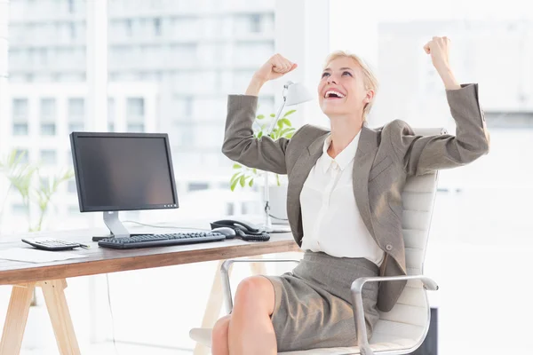 Empresaria celebrando un gran éxito — Foto de Stock