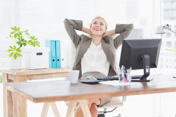 Empresária relaxante em uma cadeira giratória — Fotografia de Stock