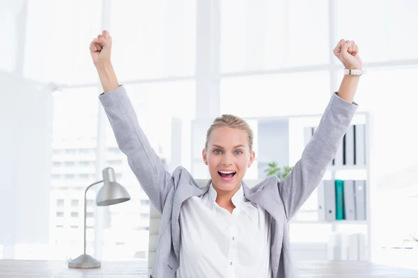 Happy affärskvinna med upphöjda armar — Stockfoto
