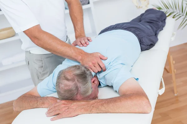 Fisioterapeuta fazendo massagem no pescoço para seu paciente — Fotografia de Stock