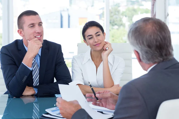 Empresários em discussão em um escritório — Fotografia de Stock