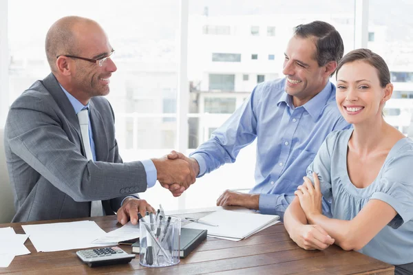 Geschäftsmann schüttelt einem Kollegen die Hand — Stockfoto