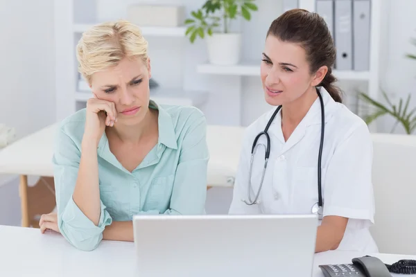 Patient und Arzt schauen auf Computer — Stockfoto