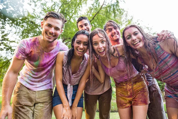 Happy vrienden bedekt met poeder verf — Stockfoto