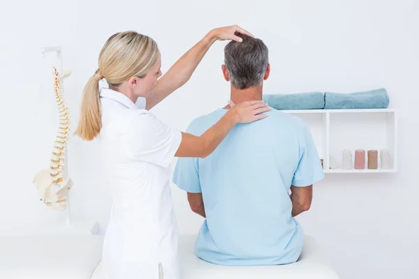 Doctor haciendo ajuste de cuello —  Fotos de Stock