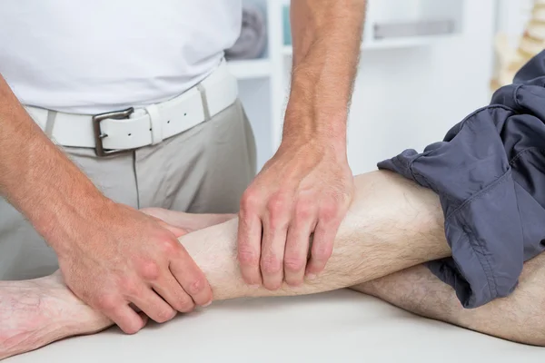 物理治疗师对他的病人做腿部按摩 — 图库照片