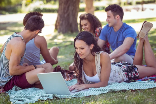 Hipster usando laptop no parque — Fotografia de Stock