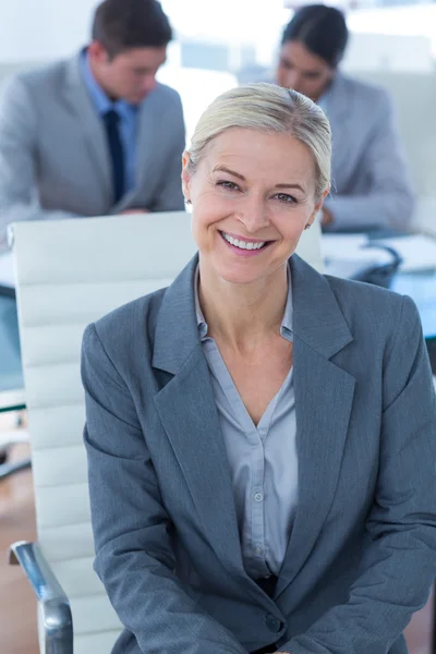 Lächelnde Geschäftsfrau blickt in die Kamera — Stockfoto