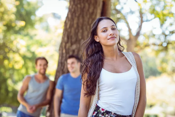 Vacker hipster leende i parken — Stockfoto