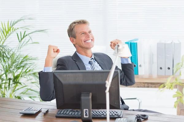 Empresario celebrando un gran éxito — Foto de Stock