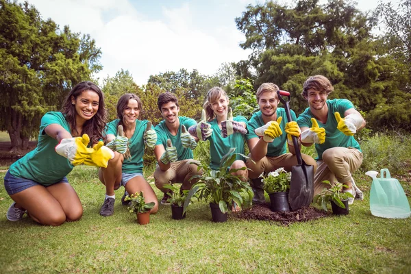 Amici felici giardinaggio per la comunità — Foto Stock