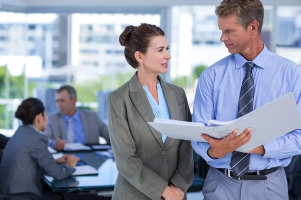 Collega's bespreken over werk — Stockfoto