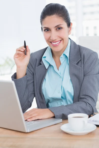 Sorridente donna d'affari utilizzando il suo computer — Foto Stock