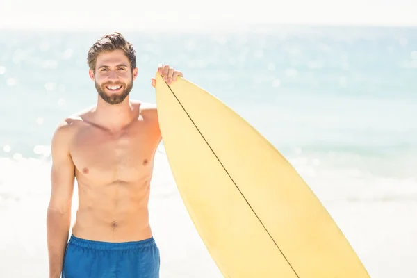 Bell'uomo che tiene la tavola da surf — Foto Stock