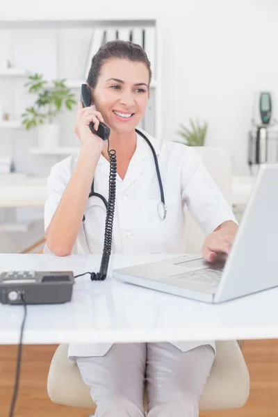 Läkare gör telefonsamtal — Stockfoto