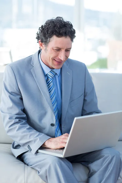 Zakenman met zijn laptop op Bank — Stockfoto