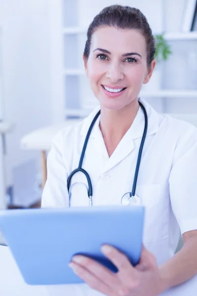 Medico sorridente con tablet — Foto Stock