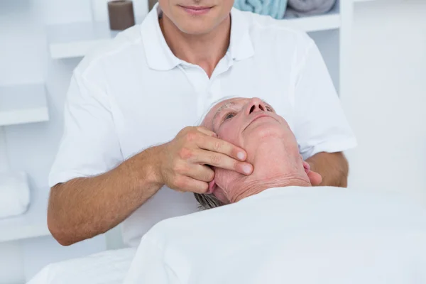Hombre recibiendo masaje en la cabeza — Foto de Stock