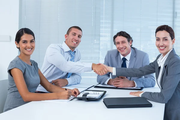 Equipe de negócios cumprimentando uns aos outros — Fotografia de Stock