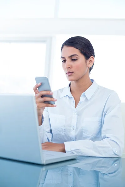 Businesswoman using her smartphone — Stock Photo, Image